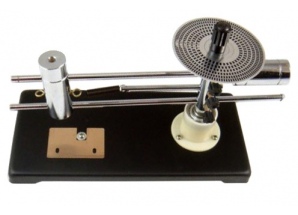 Прилад для демонстрації законів динаміки та обертального руху