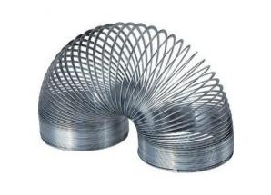 Довга металева пружина Слінкі