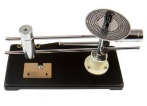 Прилад для демонстрації законів динаміки та обертального руху